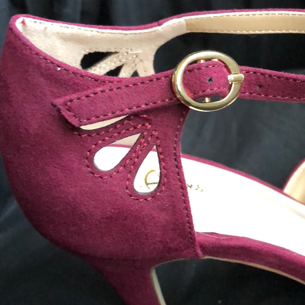 J. Adams Vintage Style Burgundy Heels - Picture 4 of 12